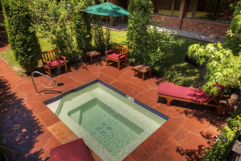 pool at 420 friendly hotel in aspen 
